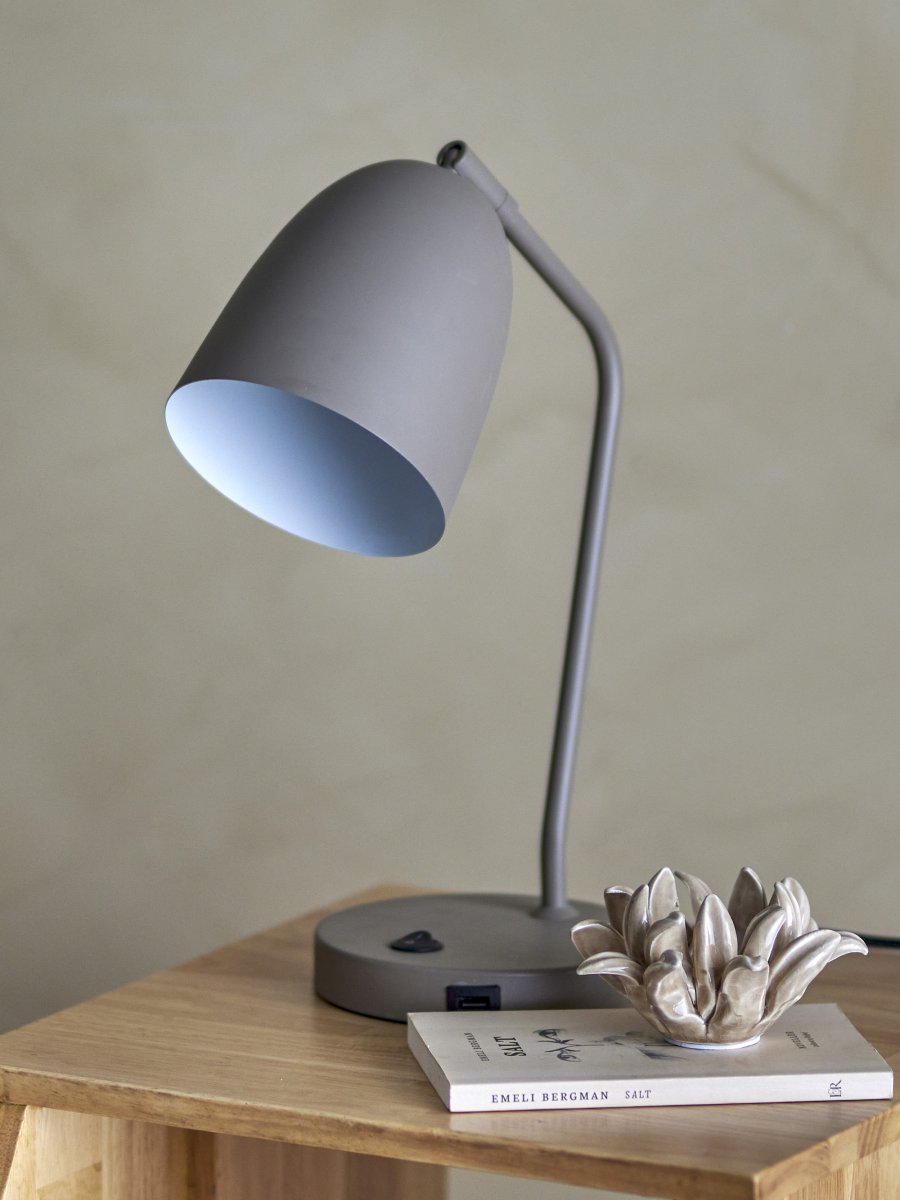 Lemar 37cm Gris lampe de bureau De Bloomingville - La lampe de table Lemar de Bloomingville est fabriqu&eacute;e en m&eacute;tal et pr&eacute;sente un design classique et minimaliste, parfait pour un bureau ou un coin de pi&egrave;ce.