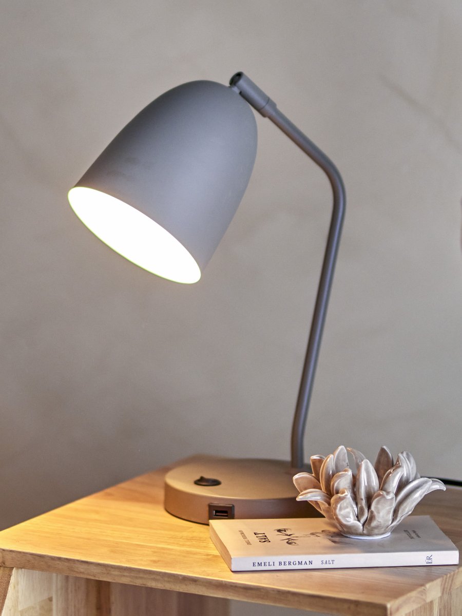 Lemar 37cm Gris lampe de bureau De Bloomingville - La lampe de table Lemar de Bloomingville est fabriqu&eacute;e en m&eacute;tal et pr&eacute;sente un design classique et minimaliste, parfait pour un bureau ou un coin de pi&egrave;ce.