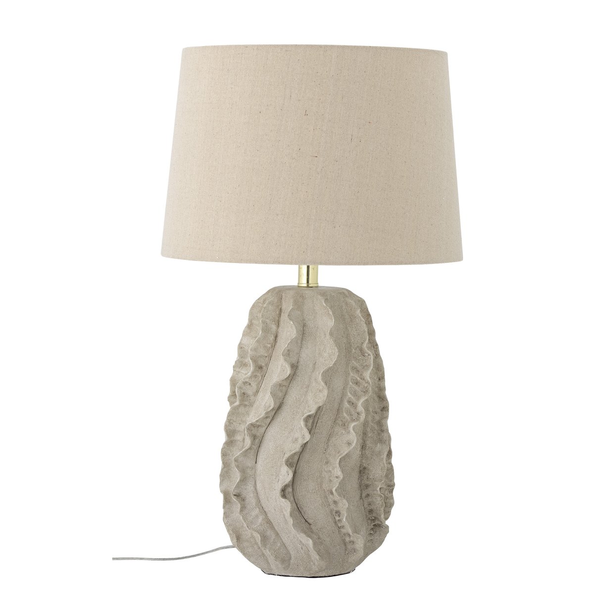 Natika 64cm Beige lampe de table De Bloomingville - Son pied en terre cuite, fabriqu&eacute; &agrave; la main et inspir&eacute; du corail marin, est peint dans une teinte claire et naturelle, cr&eacute;ant une atmosph&egrave;re douce et organique.