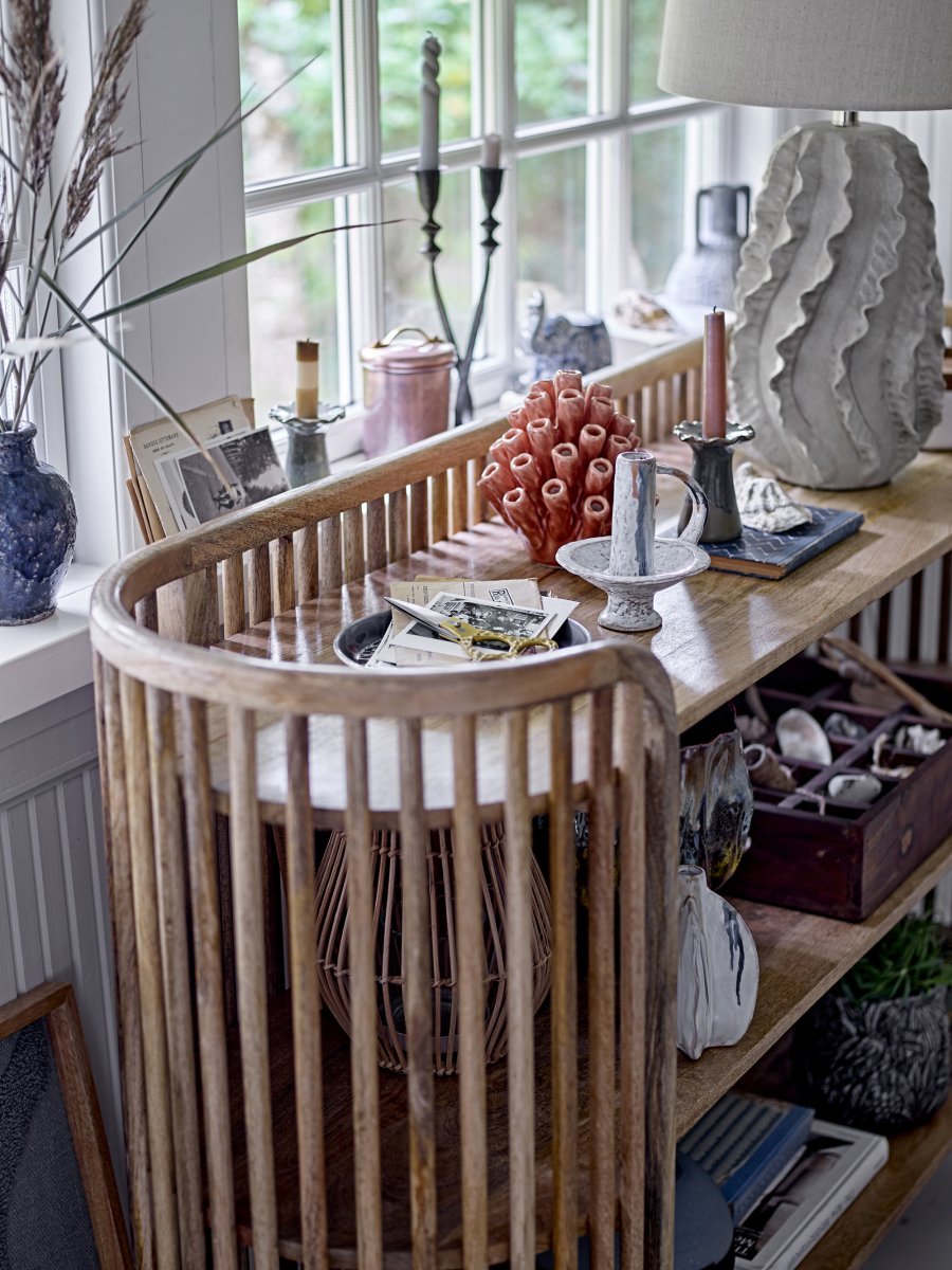 Natika 64cm Beige lampe de table De Bloomingville - Son pied en terre cuite, fabriqu&eacute; &agrave; la main et inspir&eacute; du corail marin, est peint dans une teinte claire et naturelle, cr&eacute;ant une atmosph&egrave;re douce et organique.