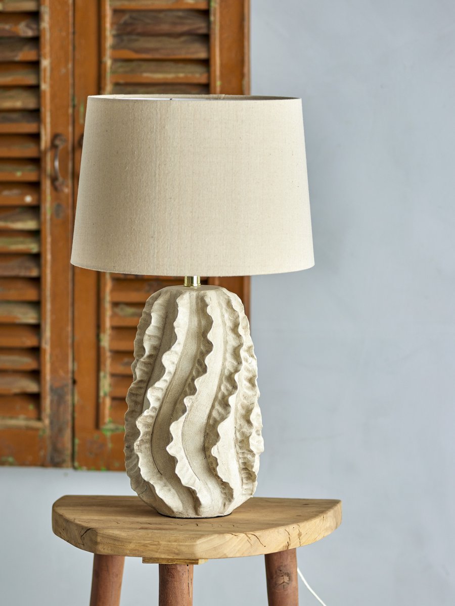 Natika 64cm Beige lampe de table De Bloomingville - Son pied en terre cuite, fabriqu&eacute; &agrave; la main et inspir&eacute; du corail marin, est peint dans une teinte claire et naturelle, cr&eacute;ant une atmosph&egrave;re douce et organique.