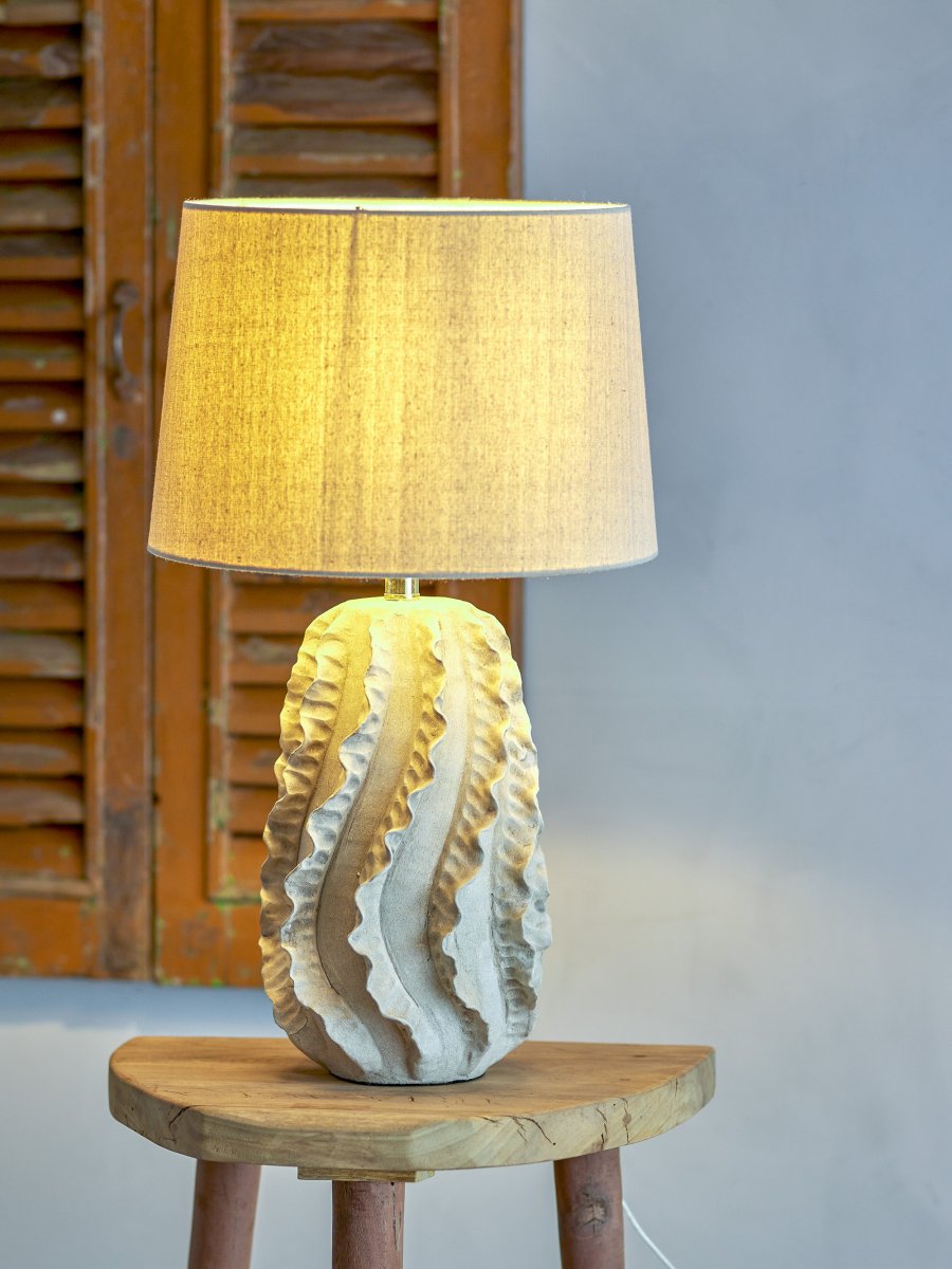 Natika 64cm Beige lampe de table De Bloomingville - Son pied en terre cuite, fabriqu&eacute; &agrave; la main et inspir&eacute; du corail marin, est peint dans une teinte claire et naturelle, cr&eacute;ant une atmosph&egrave;re douce et organique.