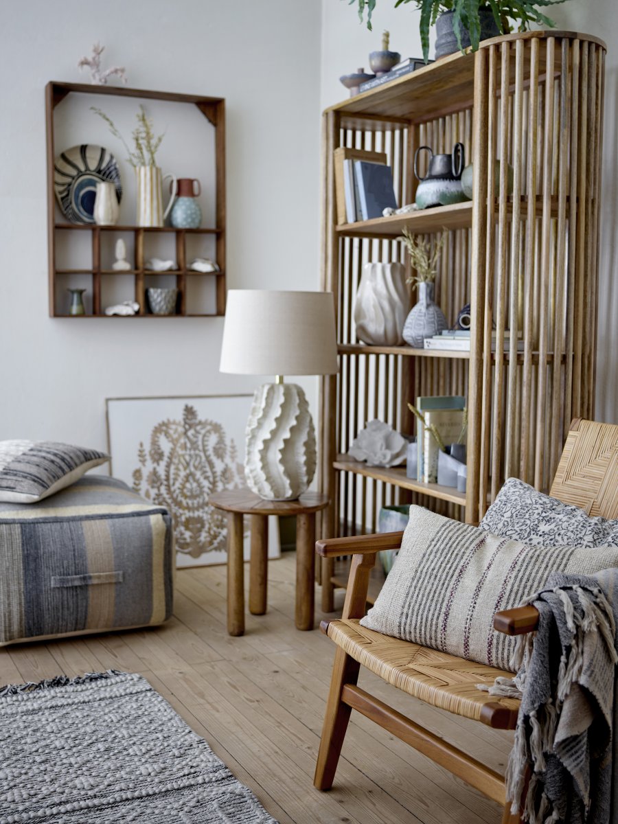 Natika 64cm Beige lampe de table De Bloomingville - Son pied en terre cuite, fabriqu&eacute; &agrave; la main et inspir&eacute; du corail marin, est peint dans une teinte claire et naturelle, cr&eacute;ant une atmosph&egrave;re douce et organique.