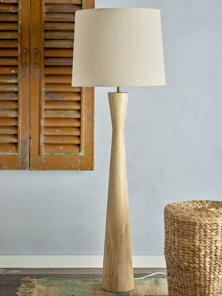 Leonor Bois lampadaire De Bloomingville - Le lampadaire Leonor, fabriqu&eacute; en tube de caoutchouc, pr&eacute;sente une forme longue et &eacute;lanc&eacute;e qui lui conf&egrave;re une allure &eacute;l&eacute;gante et intemporelle.