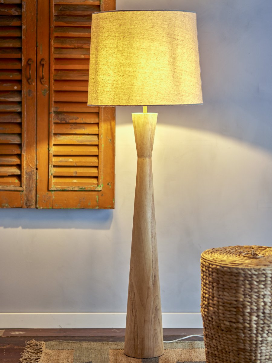 Leonor Bois lampadaire De Bloomingville - Le lampadaire Leonor, fabriqu&eacute; en tube de caoutchouc, pr&eacute;sente une forme longue et &eacute;lanc&eacute;e qui lui conf&egrave;re une allure &eacute;l&eacute;gante et intemporelle.