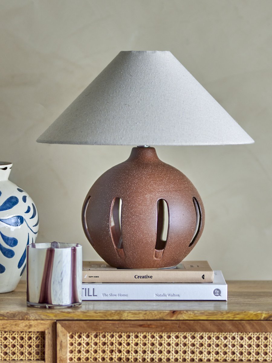 Liana 40cm Brun lampe de table De Bloomingville - La lampe de table Liana de Bloomingville diffuse une lumi&egrave;re apaisante et chaleureuse qui cr&eacute;e une atmosph&egrave;re chaleureuse.