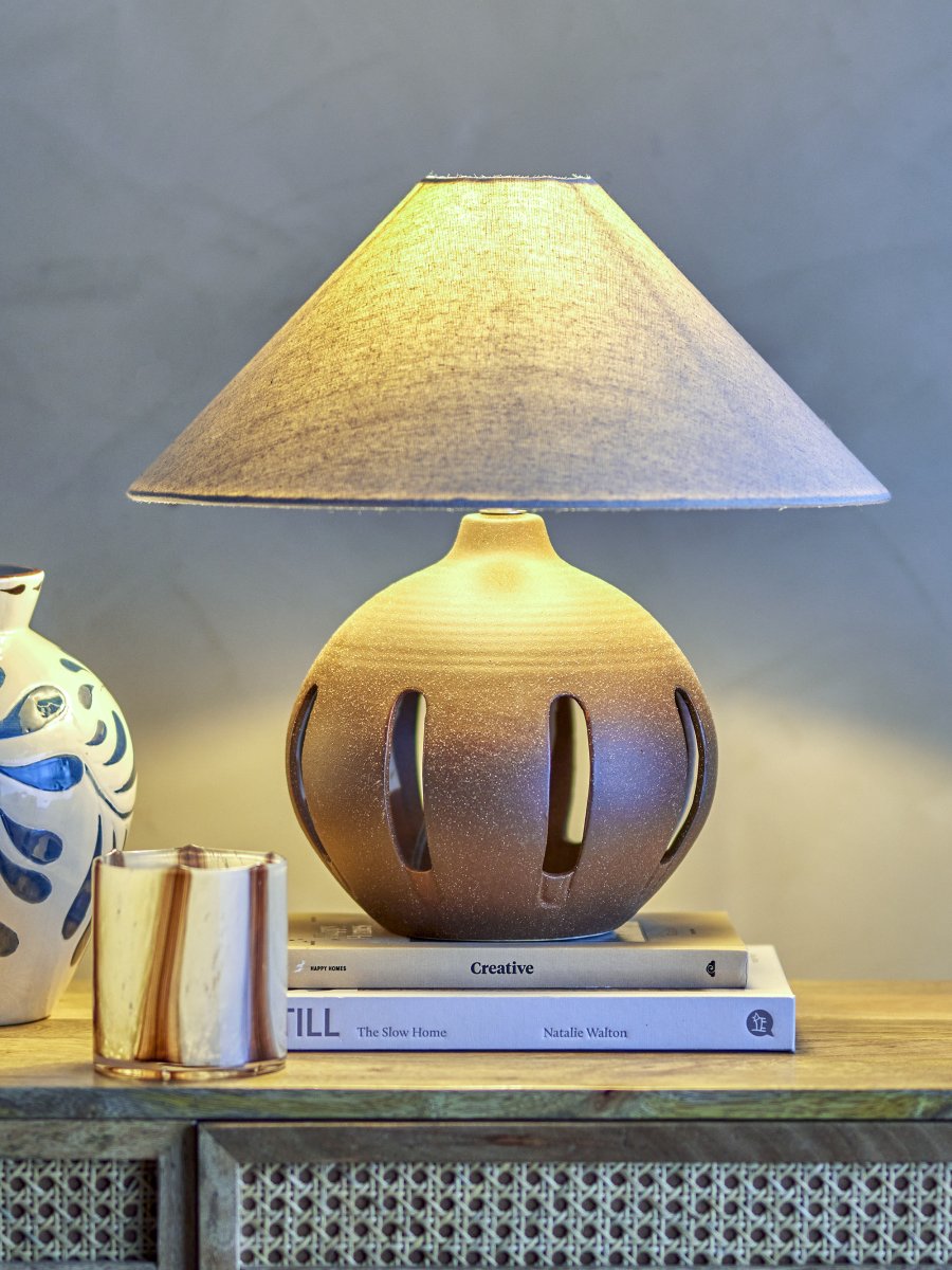 Liana 40cm Brun lampe de table De Bloomingville - La lampe de table Liana de Bloomingville diffuse une lumi&egrave;re apaisante et chaleureuse qui cr&eacute;e une atmosph&egrave;re chaleureuse.
