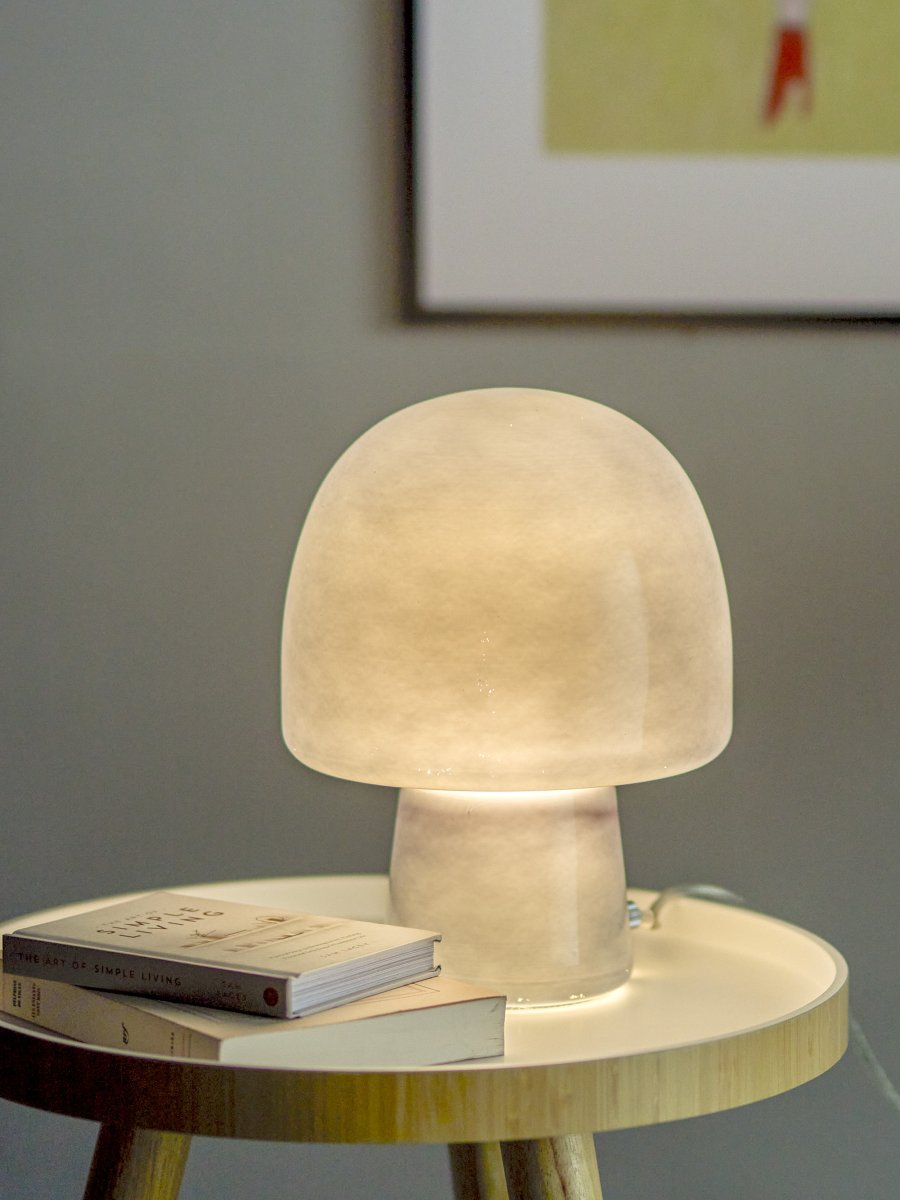 Paddy 26cm Bleu lampe de table De Bloomingville - La lampe de table Paddy de Bloomingville est fabriqu&eacute;e en verre bleu fonc&eacute; et sa forme charmante apporte &eacute;l&eacute;gance et personnalit&eacute; &agrave; n'importe quelle pi&egrave;ce.