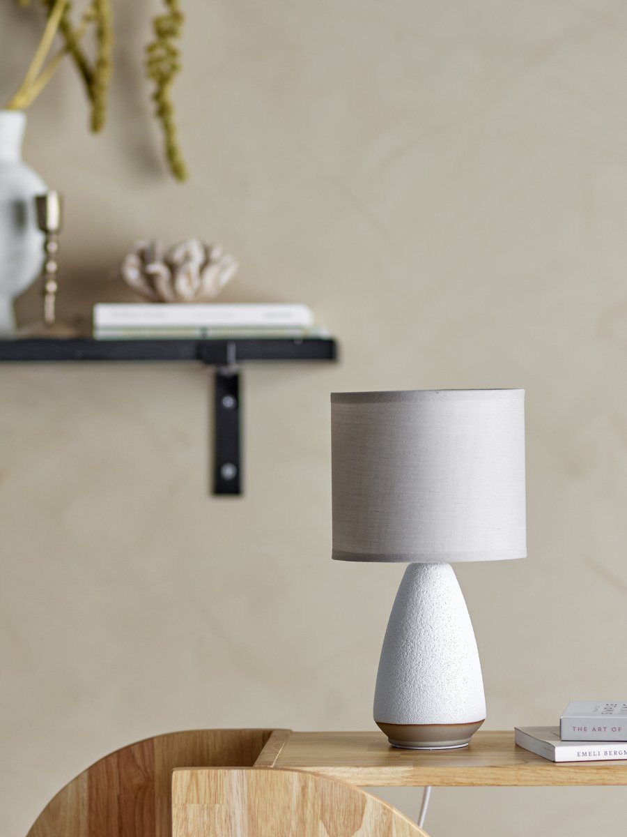 Paprica 28cm Blanc lampe de table De Bloomingville - Id&eacute;ale sur une &eacute;tag&egrave;re, sur une biblioth&egrave;que ou comme petite veilleuse pr&egrave;s du lit, elle diffuse une lumi&egrave;re agr&eacute;able et une touche de personnalit&eacute; malgr&eacute; sa petite taille.