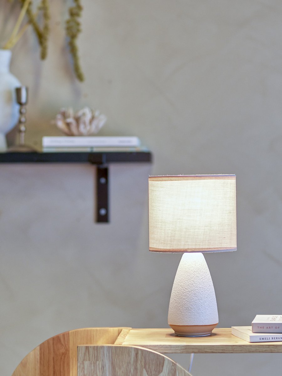 Paprica 28cm Blanc lampe de table De Bloomingville - Id&eacute;ale sur une &eacute;tag&egrave;re, sur une biblioth&egrave;que ou comme petite veilleuse pr&egrave;s du lit, elle diffuse une lumi&egrave;re agr&eacute;able et une touche de personnalit&eacute; malgr&eacute; sa petite taille.