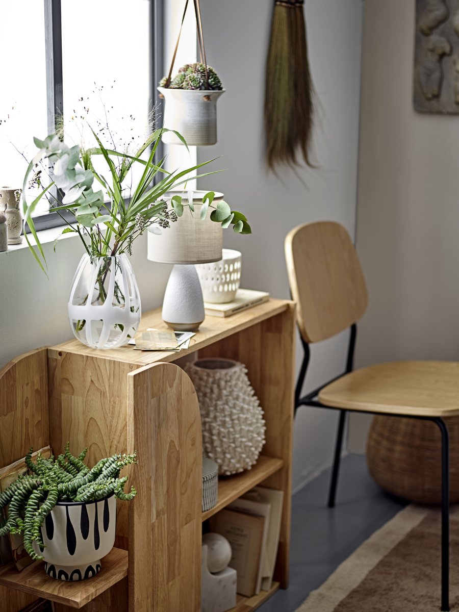 Paprica 28cm Blanc lampe de table De Bloomingville - Id&eacute;ale sur une &eacute;tag&egrave;re, sur une biblioth&egrave;que ou comme petite veilleuse pr&egrave;s du lit, elle diffuse une lumi&egrave;re agr&eacute;able et une touche de personnalit&eacute; malgr&eacute; sa petite taille.