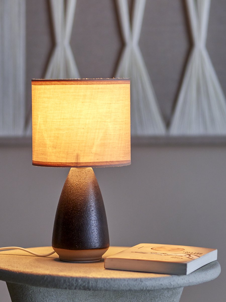 Paprica 28cm Noir lampe de table De Bloomingville - Id&eacute;ale sur une biblioth&egrave;que, une &eacute;tag&egrave;re ou comme petite veilleuse pr&egrave;s du lit, elle diffuse une lumi&egrave;re agr&eacute;able et une touche de personnalit&eacute; malgr&eacute; sa petite taille.