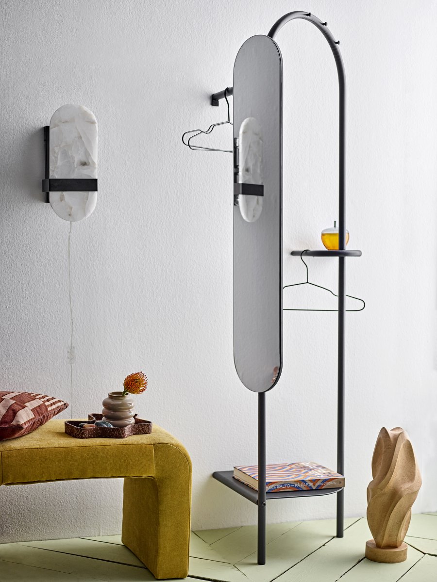 Taco 38cm Blanc applique murale De Bloomingville - L'applique Taco de Bloomingville est fabriqu&eacute;e en alb&acirc;tre et arbore un bel aspect neutre, semblable &agrave; du marbre, qui apporte une touche sophistiqu&eacute;e &agrave; n'importe quelle pi&egrave;ce.