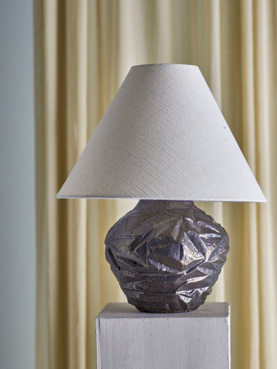 Carolla 50cm Brun lampe de table De Bloomingville - La lampe de table Carolla de Bloomingville impressionne par son pied textur&eacute; unique et son abat-jour brun fonc&eacute; qui attire imm&eacute;diatement le regard et apporte une touche artistique &agrave; tout int&eacute;rieur.