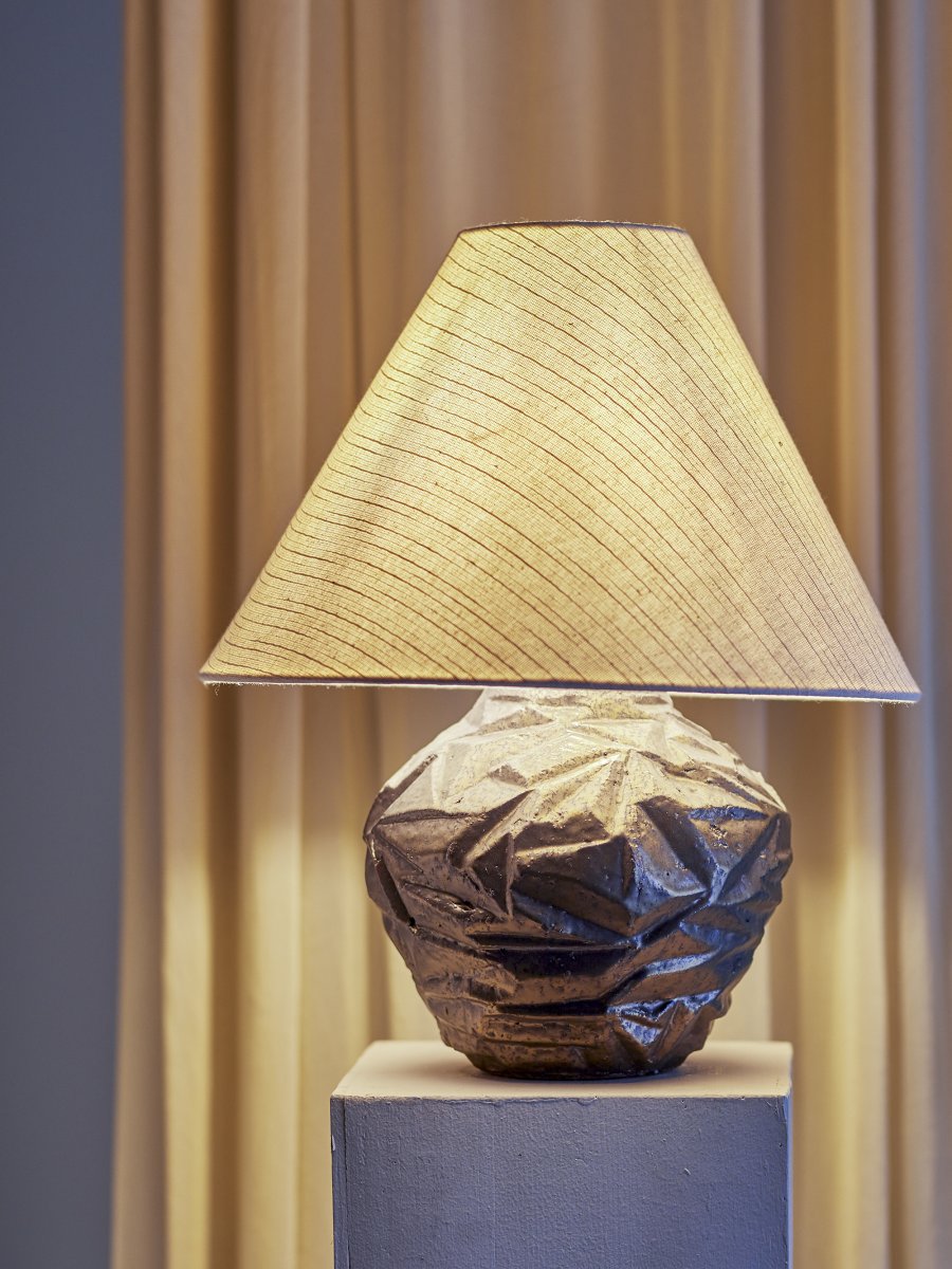 Carolla 50cm Brun lampe de table De Bloomingville - La lampe de table Carolla de Bloomingville impressionne par son pied textur&eacute; unique et son abat-jour brun fonc&eacute; qui attire imm&eacute;diatement le regard et apporte une touche artistique &agrave; tout int&eacute;rieur.