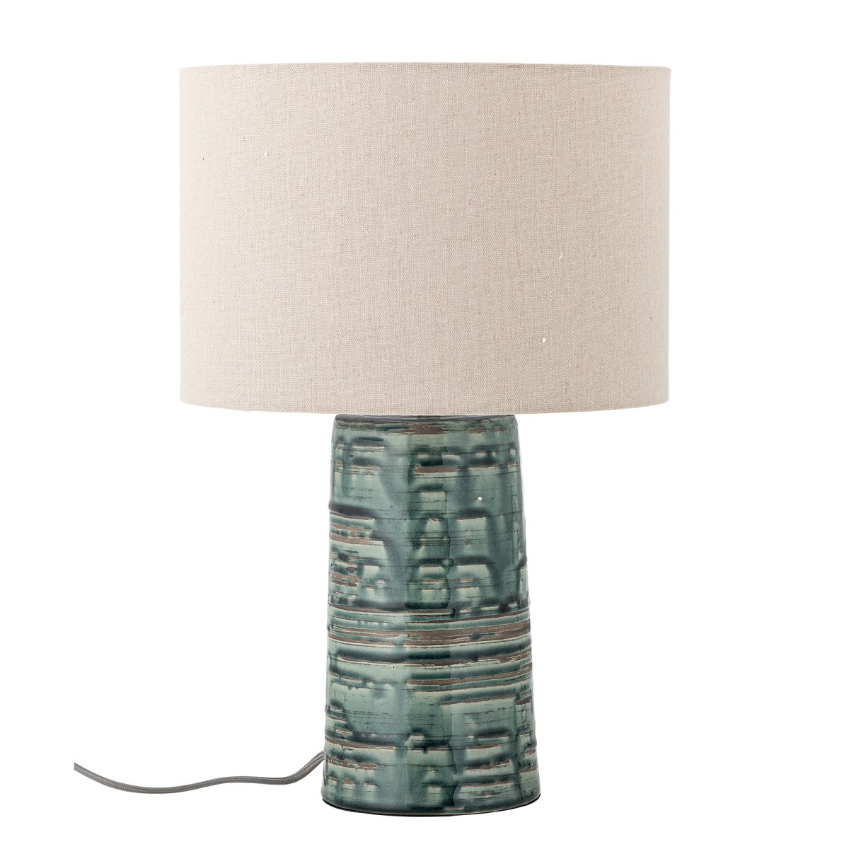 Freyah 46cm Vert lampe de table De Bloomingville - Freyah est &agrave; la fois un &eacute;l&eacute;ment d&eacute;coratif et une source de lumi&egrave;re fonctionnelle, id&eacute;ale pour le salon, la chambre ou l'entr&eacute;e.