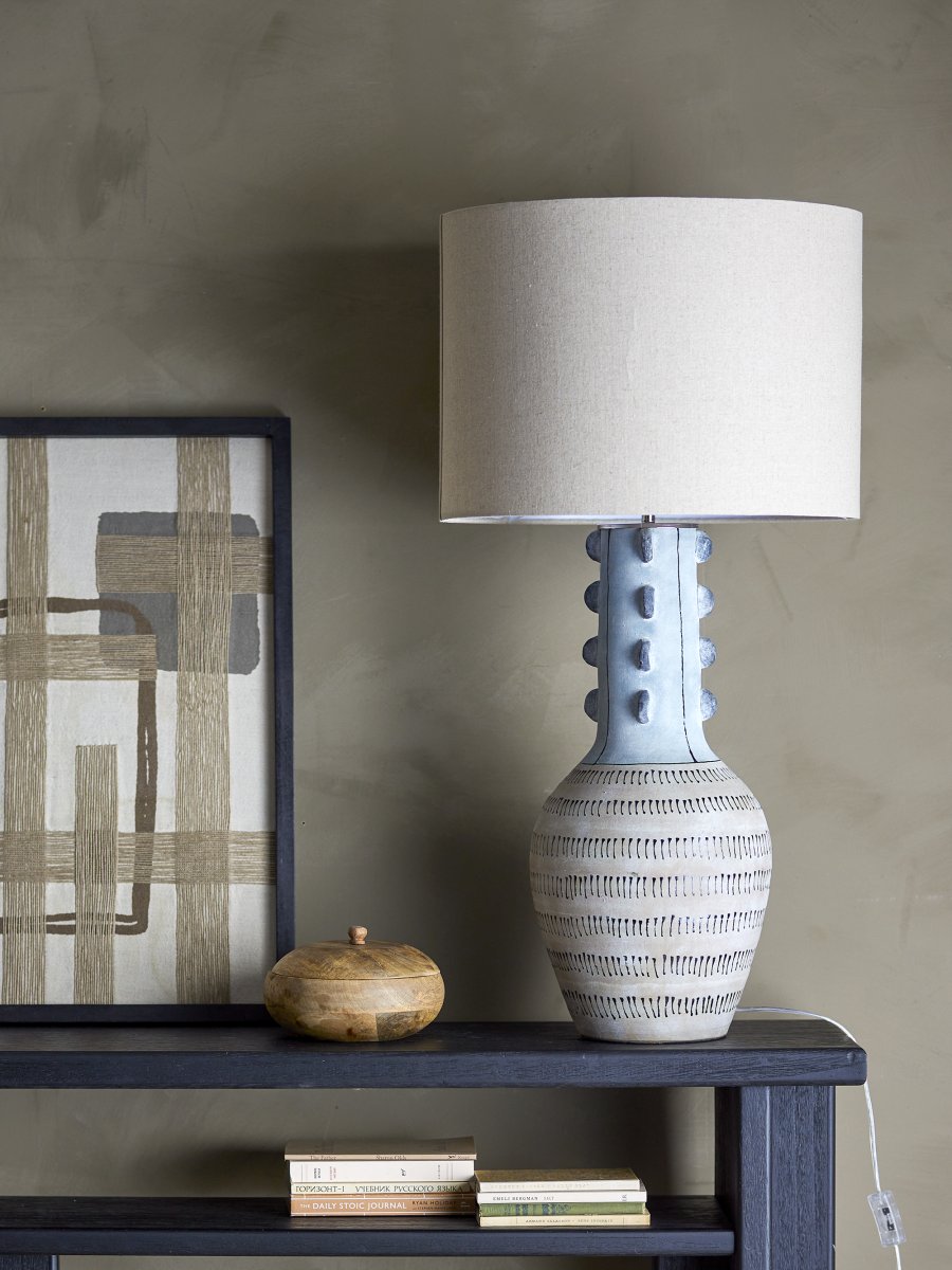Gadiela Bleu lampadaire De Bloomingville - Ses d&eacute;tails graphiques grav&eacute;s lui conf&egrave;rent une expression sculpturale et artistique, en faisant un point focal id&eacute;al, que vous le placiez dans le salon ou dans un coin de la chambre.