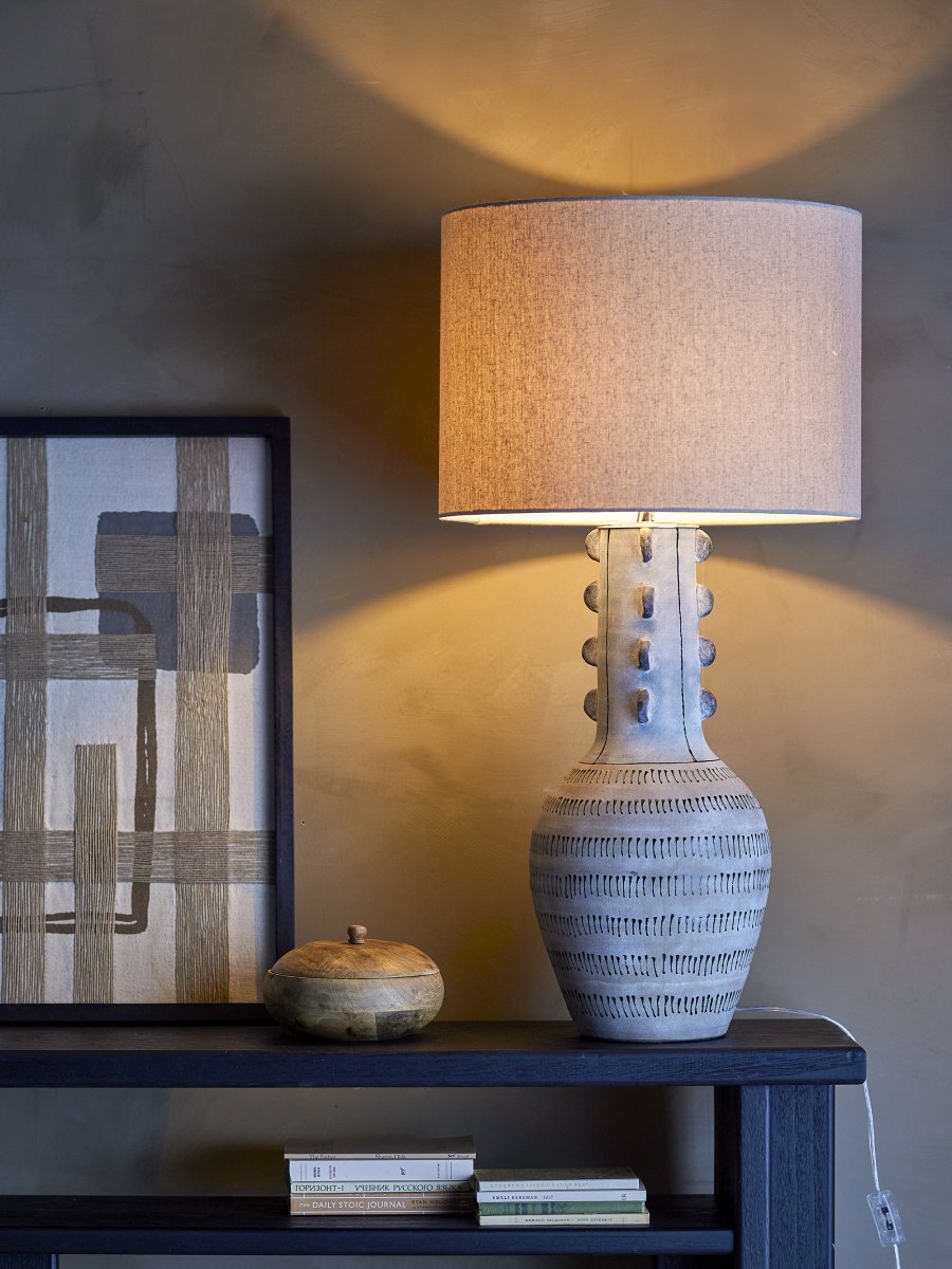 Gadiela Bleu lampadaire De Bloomingville - Ses d&eacute;tails graphiques grav&eacute;s lui conf&egrave;rent une expression sculpturale et artistique, en faisant un point focal id&eacute;al, que vous le placiez dans le salon ou dans un coin de la chambre.