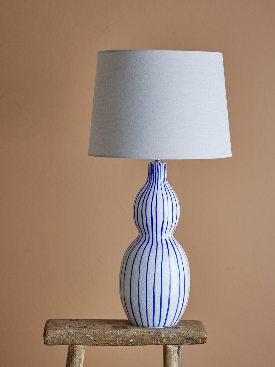 Gavisa 68cm Bleu lampe de table De Bloomingville - La lampe de table Gavisa est un &eacute;l&eacute;ment de d&eacute;coration &eacute;l&eacute;gant et unique qui apportera caract&egrave;re et style &agrave; votre int&eacute;rieur.