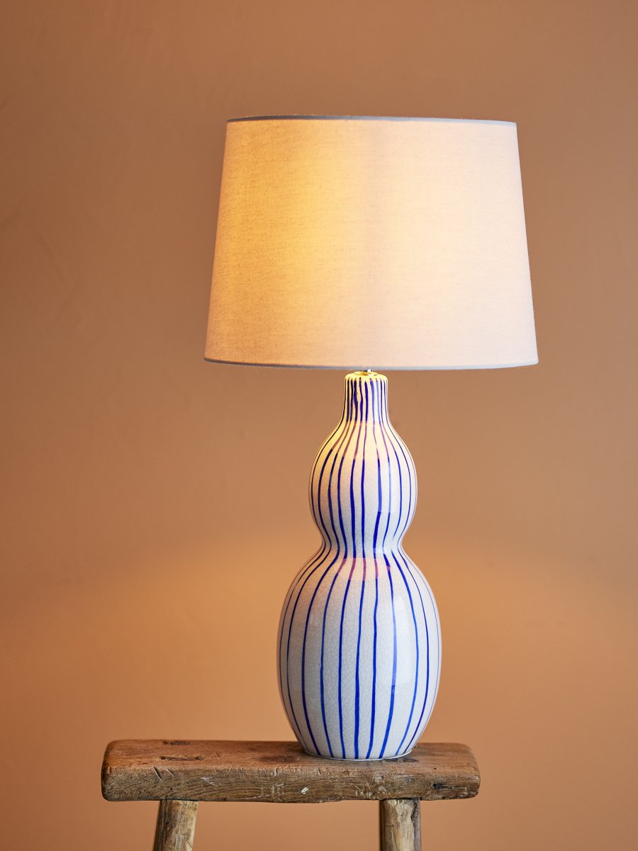 Gavisa 68cm Bleu lampe de table De Bloomingville - La lampe de table Gavisa est un &eacute;l&eacute;ment de d&eacute;coration &eacute;l&eacute;gant et unique qui apportera caract&egrave;re et style &agrave; votre int&eacute;rieur.