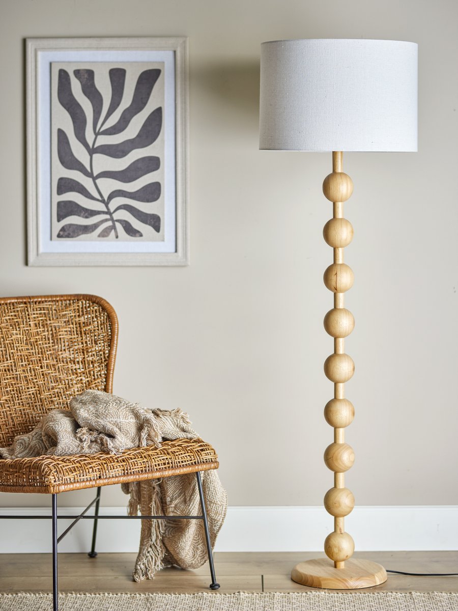 Giacoma Bois lampadaire De Bloomingville - Le lampadaire Giacoma de Bloomingville pr&eacute;sente une forme sculpturale qui apporte caract&egrave;re et chaleur &agrave; votre int&eacute;rieur.