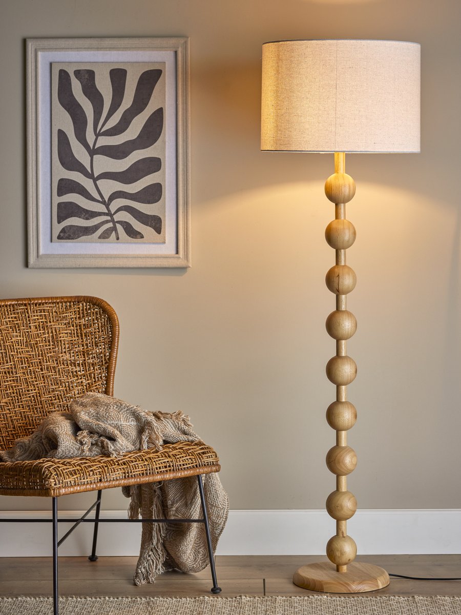Giacoma Bois lampadaire De Bloomingville - Le lampadaire Giacoma de Bloomingville pr&eacute;sente une forme sculpturale qui apporte caract&egrave;re et chaleur &agrave; votre int&eacute;rieur.