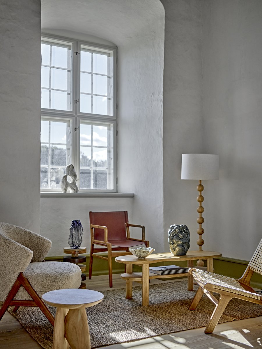Giacoma Bois lampadaire De Bloomingville - Le lampadaire Giacoma de Bloomingville pr&eacute;sente une forme sculpturale qui apporte caract&egrave;re et chaleur &agrave; votre int&eacute;rieur.