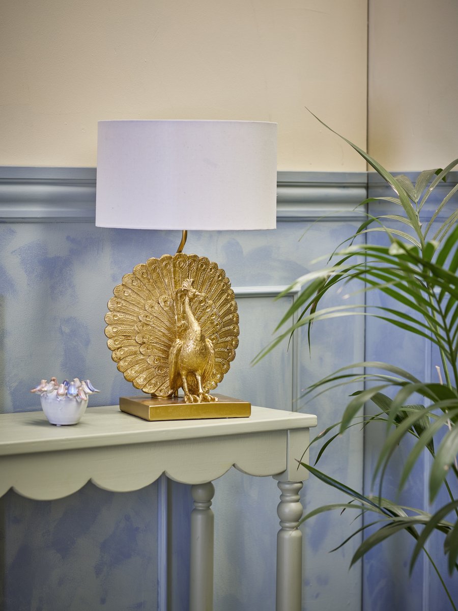 Peacock 58cm Or lampe de table De Bloomingville - La lampe de table Peacock est un luminaire d&eacute;coratif et expressif dot&eacute; d'une base sculpturale en polyr&eacute;sine, en forme de paon, avec une &eacute;l&eacute;gante finition dor&eacute;e.