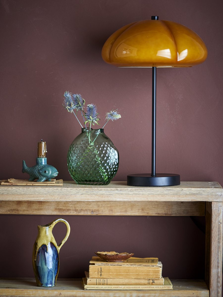 Kinoko 47cm Jaune foncé lampe de table De Bloomingville - Id&eacute;ale pour sublimer votre bureau, votre table d'appoint ou votre table de chevet, Kinoko est &agrave; la fois une source de lumi&egrave;re fonctionnelle et une touche d'&eacute;l&eacute;gance dans votre int&eacute;rieur.