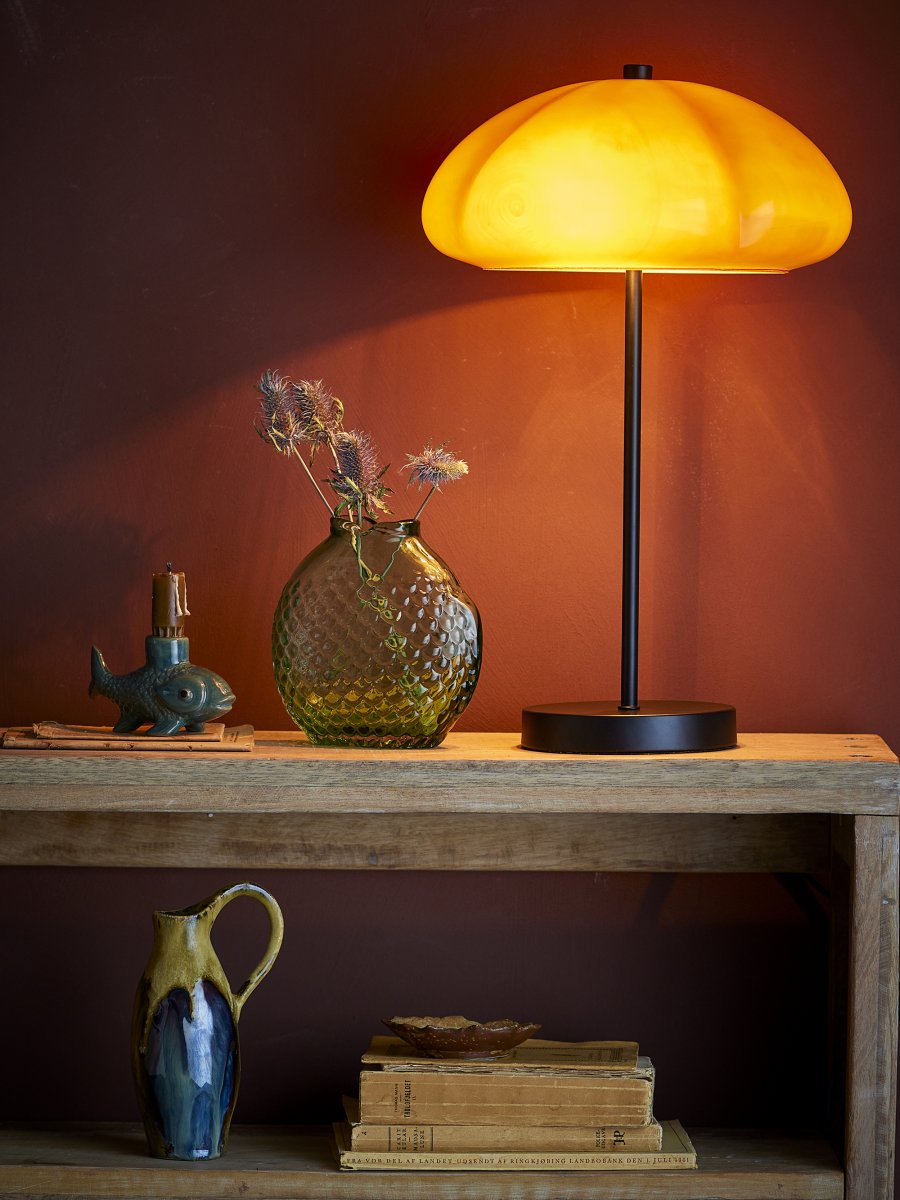 Kinoko 47cm Jaune foncé lampe de table De Bloomingville - Id&eacute;ale pour sublimer votre bureau, votre table d'appoint ou votre table de chevet, Kinoko est &agrave; la fois une source de lumi&egrave;re fonctionnelle et une touche d'&eacute;l&eacute;gance dans votre int&eacute;rieur.