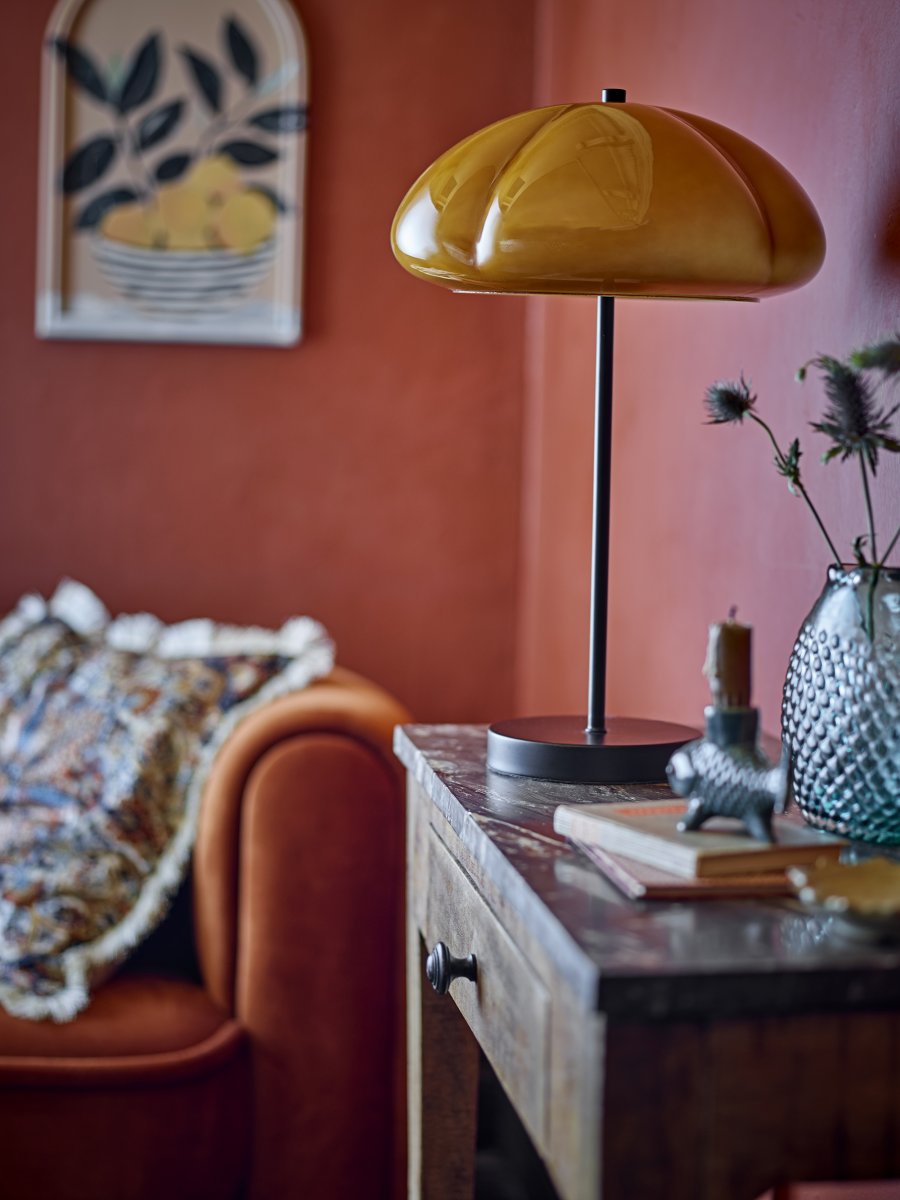 Kinoko 47cm Jaune foncé lampe de table De Bloomingville - Id&eacute;ale pour sublimer votre bureau, votre table d'appoint ou votre table de chevet, Kinoko est &agrave; la fois une source de lumi&egrave;re fonctionnelle et une touche d'&eacute;l&eacute;gance dans votre int&eacute;rieur.