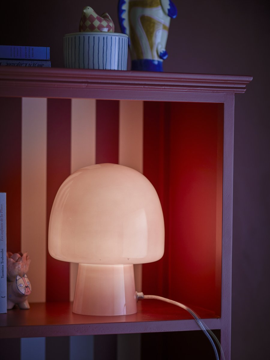 Paddy 26cm Rose lampe de table De Bloomingville - La lampe de table Paddy de Bloomingville est fabriqu&eacute;e en verre rose et sa forme charmante apporte &eacute;l&eacute;gance et personnalit&eacute; &agrave; n'importe quelle pi&egrave;ce.