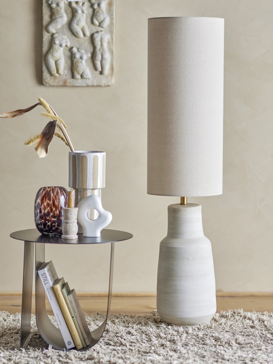 Linetta Blanc naturel lampadaire De Bloomingville - Il diffuse une lumi&egrave;re agr&eacute;able et est parfait pour &eacute;clairer les coins sombres du salon, de la chambre ou du couloir.