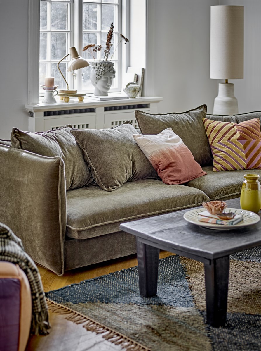Linetta Blanc naturel lampadaire De Bloomingville - Il diffuse une lumi&egrave;re agr&eacute;able et est parfait pour &eacute;clairer les coins sombres du salon, de la chambre ou du couloir.