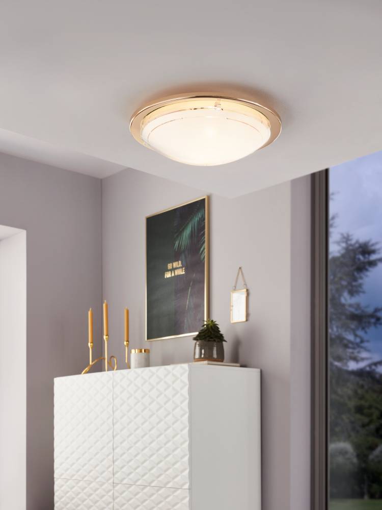 Planet Ø30 Laiton plafonnier De Eglo - Son design minimaliste lui permet de s'int&eacute;grer dans n'importe quelle pi&egrave;ce et de fournir une lumi&egrave;re claire et agr&eacute;able.