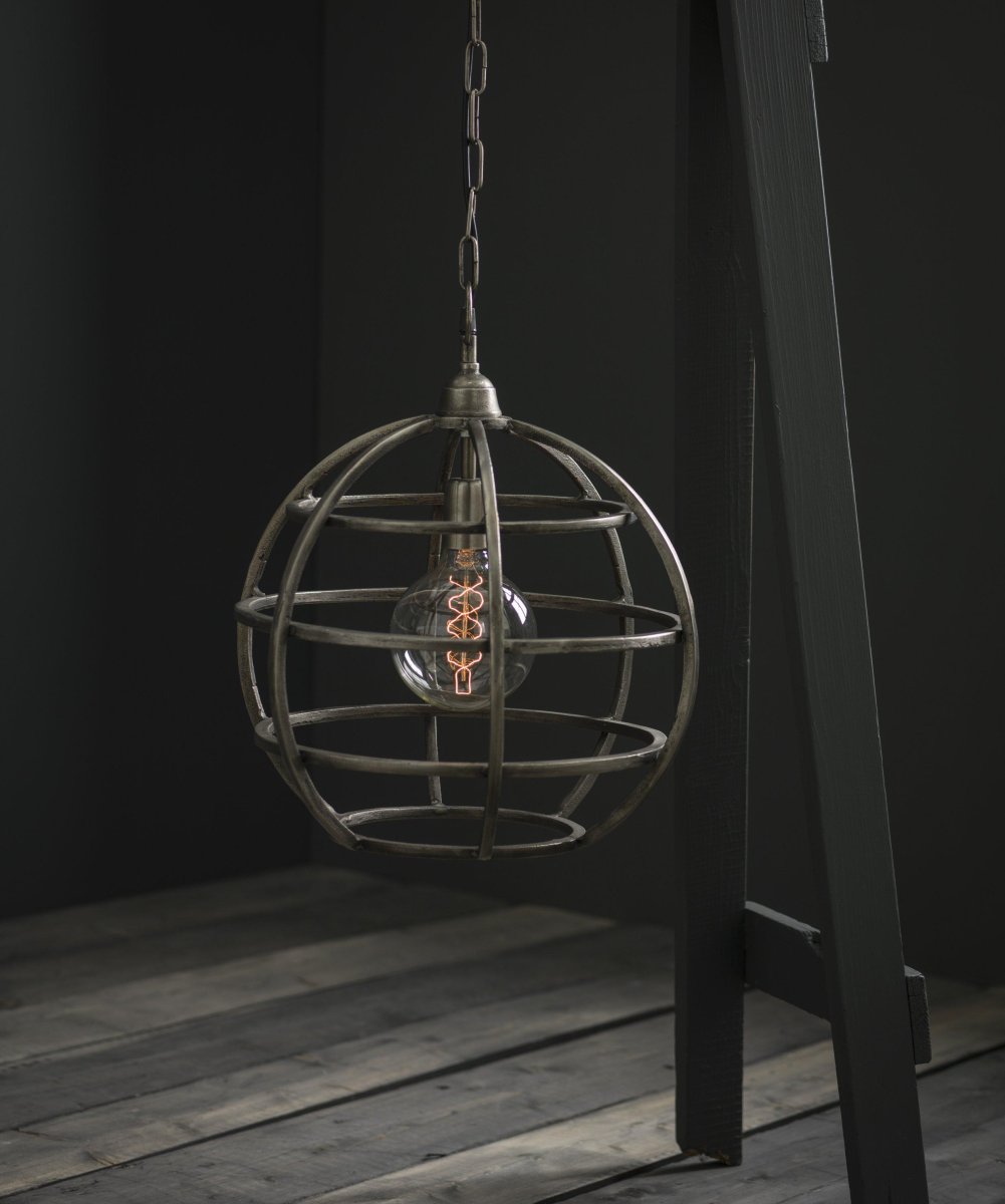 Bristol Ø40 Argent suspension De PR Home - Le plafonnier a une cha&icirc;ne de 1,2 m&egrave;tre de long et la cloche de plafond est de la m&ecirc;me couleur que la lampe.