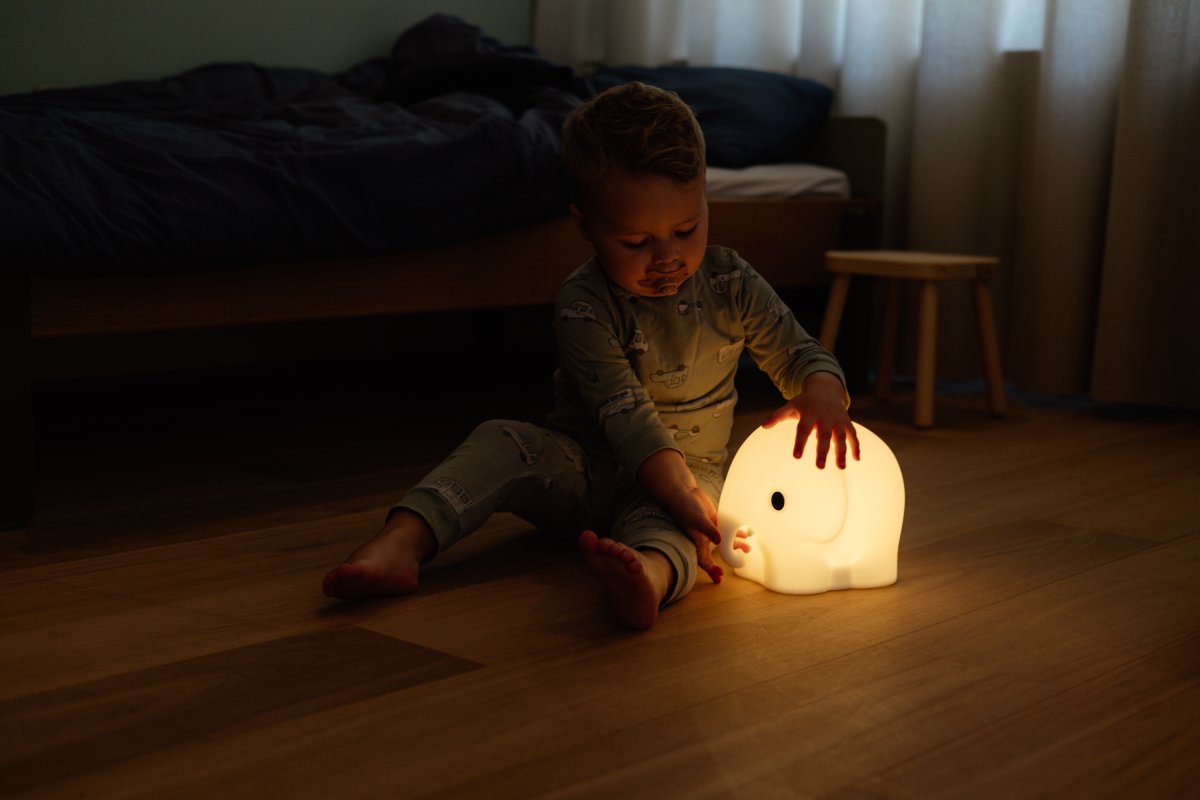 Elephant First Light Blanc lampe pour enfant De Mr Maria - La dur&eacute;e de vie de la batterie varie entre 8 et 120 heures selon la luminosit&eacute;, et la charge est pratique &agrave; l'aide du c&acirc;ble USB-C inclus.
