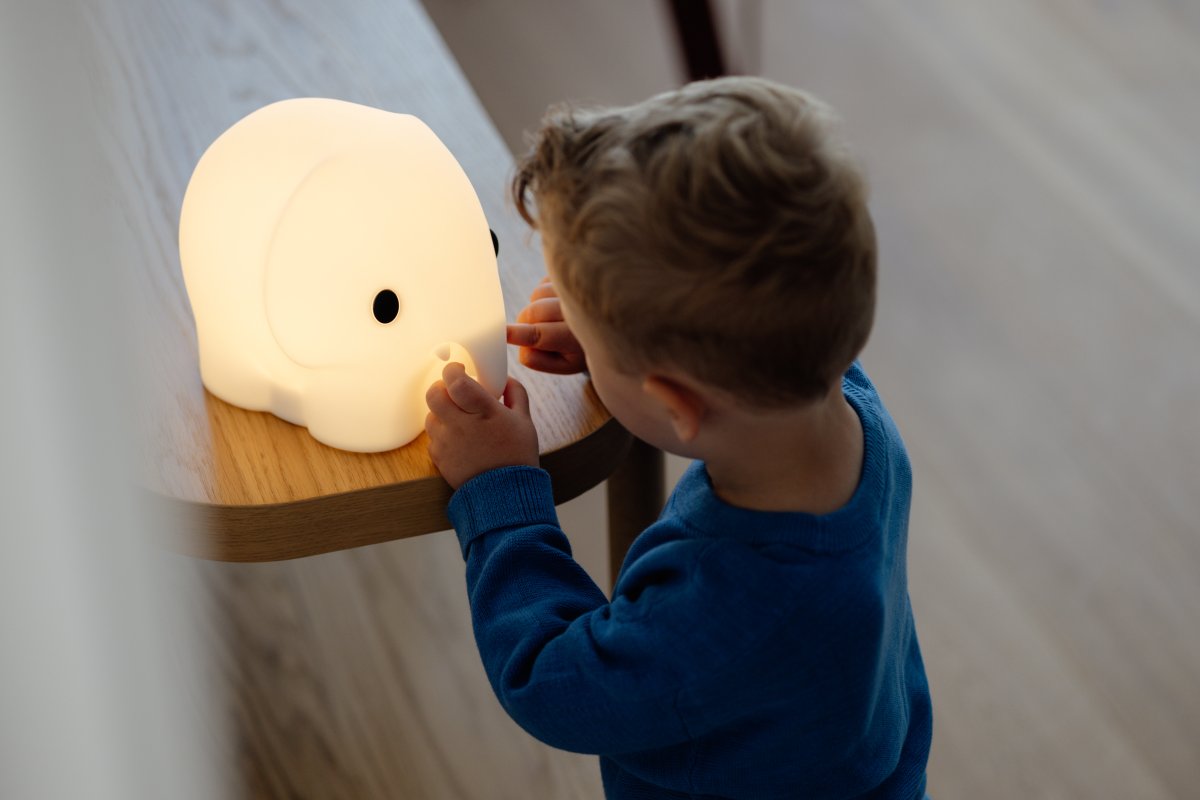 Elephant First Light Blanc lampe pour enfant De Mr Maria - La dur&eacute;e de vie de la batterie varie entre 8 et 120 heures selon la luminosit&eacute;, et la charge est pratique &agrave; l'aide du c&acirc;ble USB-C inclus.