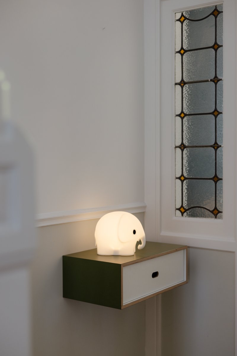 Elephant First Light Blanc lampe pour enfant De Mr Maria - La dur&eacute;e de vie de la batterie varie entre 8 et 120 heures selon la luminosit&eacute;, et la charge est pratique &agrave; l'aide du c&acirc;ble USB-C inclus.