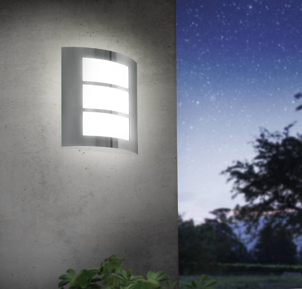 City Acier inoxydable lampe d’extérieur De Eglo - Avec son design incurvé et son verre dépoli, la lampe diffuse une lumière douce et uniforme, parfaite pour l'entrée, le couloir ou la terrasse.