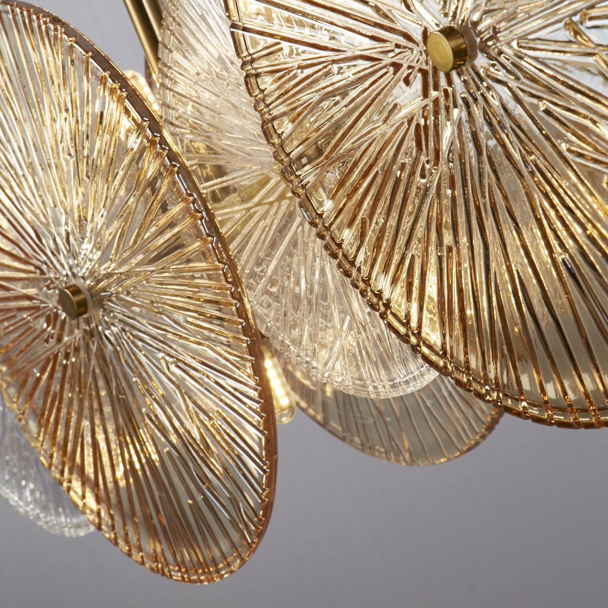 Wagon Wheel 90cm Bronze suspension De Searchlight - Avec sa largeur de 90 cm, sa finition bronze &eacute;l&eacute;gante et ses plateaux en verre uniques en verre clair et ambr&eacute;, il devient rapidement le point central de la pi&egrave;ce - parfait au-dessus de la table &agrave; manger, dans la cuisine ou dans le salon.