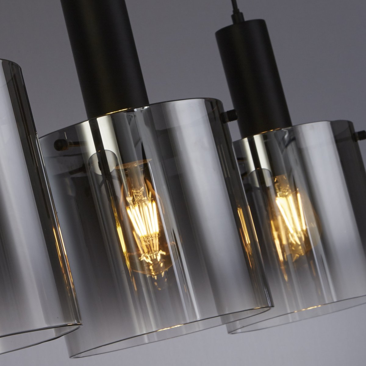 Sweden 142cm Noir suspension De Searchlight - Sa forme allongée le rend idéal au-dessus d'une table de cuisine ou de salle à manger, et sa hauteur réglable lui permet de s'adapter à différentes hauteurs de plafond.