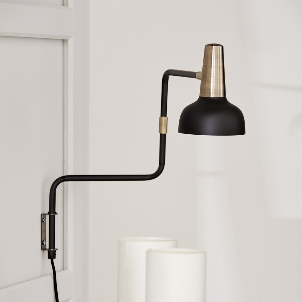 Ray Noir lampe de lecture De CO Bankeryd - L'applique murale Ray a un look moderne et est id&eacute;ale pour des heures de lecture agr&eacute;ables.