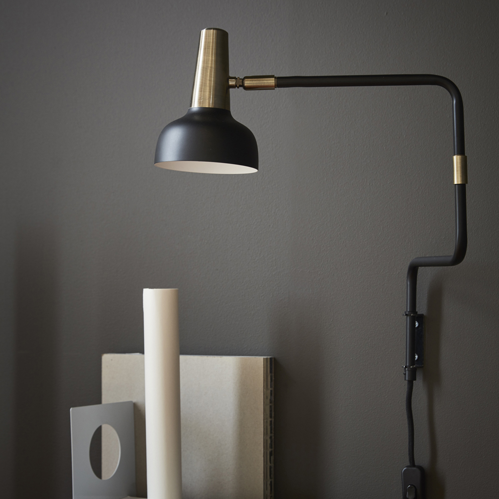 Ray Noir lampe de lecture De CO Bankeryd - L'applique murale Ray a un look moderne et est id&eacute;ale pour des heures de lecture agr&eacute;ables.