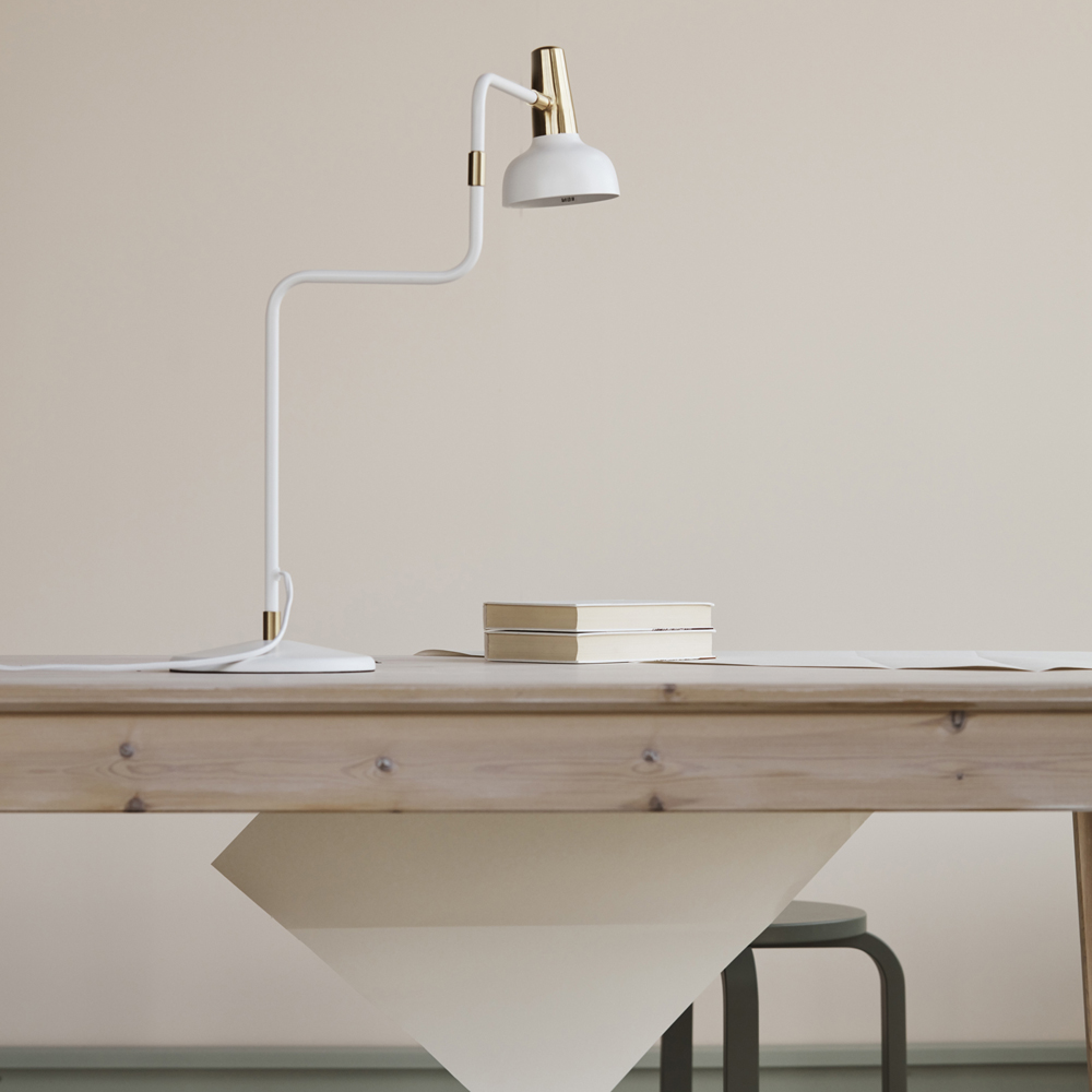 Ray 56cm Blanc chaud lampe de table De CO Bankeryd - La lampe de table Ray est conçue pour être placée à côté du canapé ou d'un fauteuil préféré, à côté du lit ou dans le bureau à domicile.