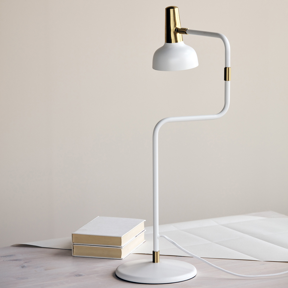 Ray 56cm Blanc chaud lampe de table De CO Bankeryd - La lampe de table Ray est conçue pour être placée à côté du canapé ou d'un fauteuil préféré, à côté du lit ou dans le bureau à domicile.