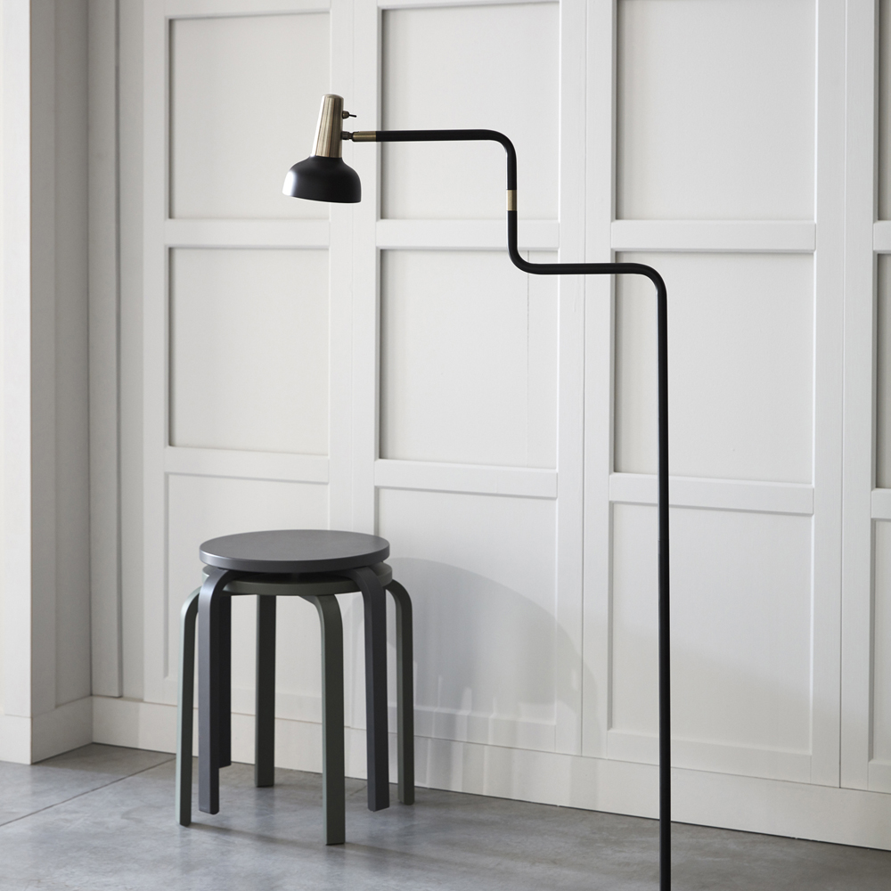 Ray Noir lampadaire De CO Bankeryd - Le lampadaire Ray est conçu pour être placé à côté du canapé ou d'un fauteuil préféré, à côté du lit ou dans le bureau à domicile.