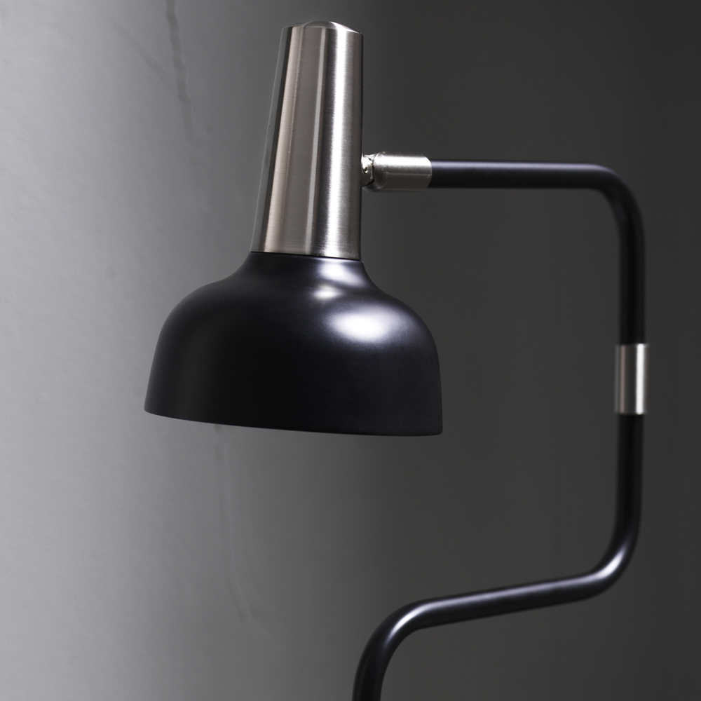 Ray Noir lampadaire De CO Bankeryd - Le lampadaire Ray est conçu pour être placé à côté du canapé ou d'un fauteuil préféré, à côté du lit ou dans le bureau à domicile.
