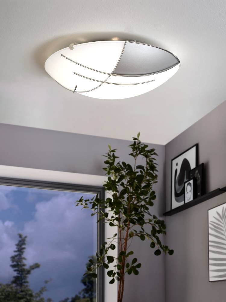 Raya Ø32 Blanc plafonnier De Eglo - La forme unique de la lampe et ses lignes chrom&eacute;es lui conf&egrave;rent un look &eacute;l&eacute;gant et moderne, ce qui en fait un accroche-regard dans le salon, le couloir et la chambre.