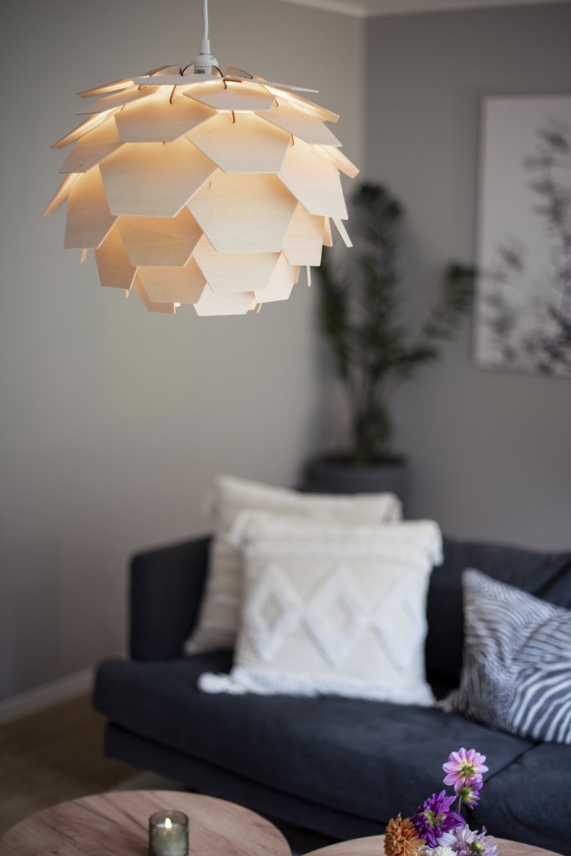 Carpatica Ø40 Nature suspension De Aneta Lighting - Le plafonnier est en plastique blanc pour suspension par crochet et est équipé d'une bande de serrage.